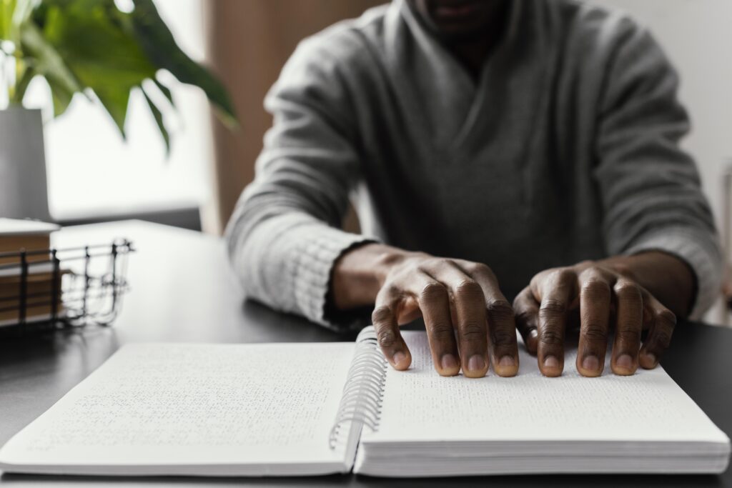 Homem que sofre de cegueira lendo em braile.