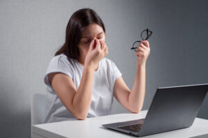 Mulher jovem com problemas de visão.