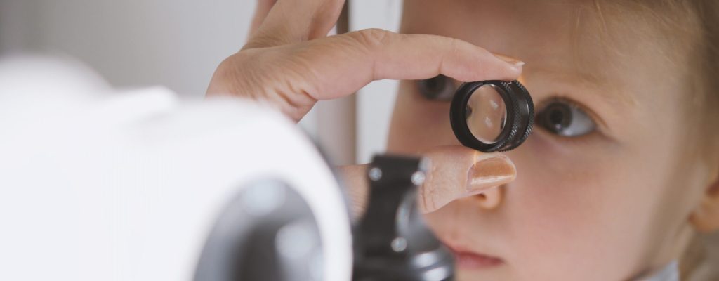 Criança fazendo consulta com oftalmologista para identificar a presença de catarata congênita.