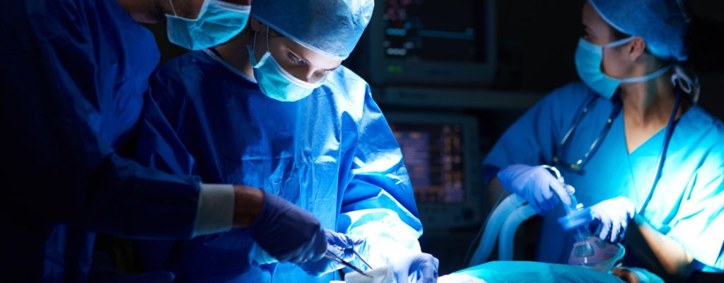 Imagem ilustrativa sobre complicações na cirurgia de catarata mostrando cirurgiões realizando esse procedimento em um paciente.