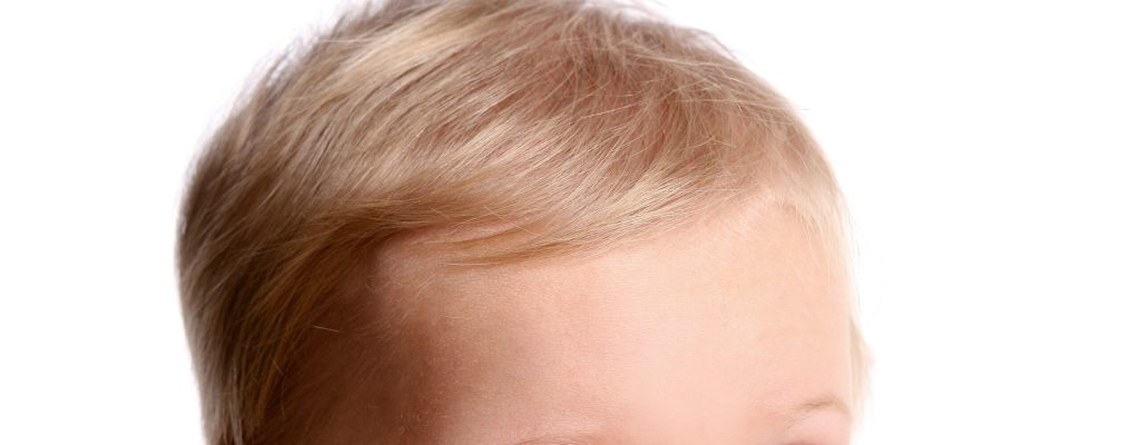 Imagem mostrando os olhos de um bebê, ilustrando o teste do reflexo vermelho.