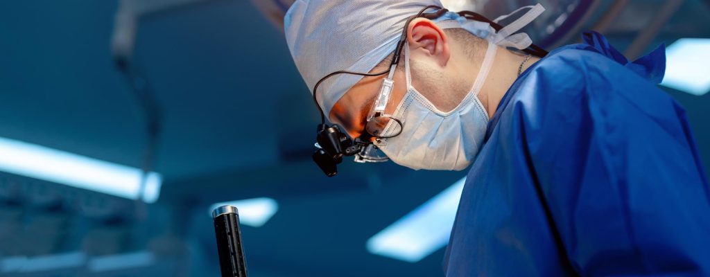 Imagem mostrando um paciente passando por cirurgia de miopia pelo SUS.