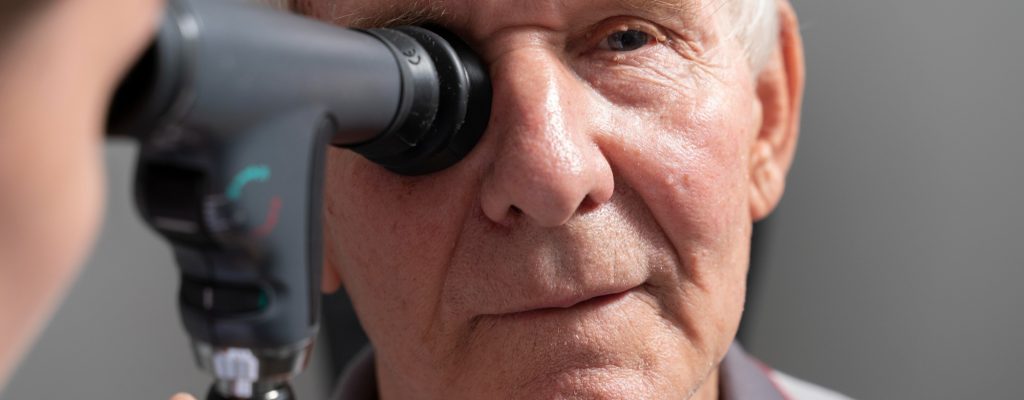 Idoso fazendo exames oftalmológicos para fazer uma cirurgia de catarata particular.