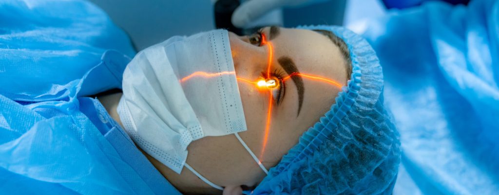Mulher jovem passando por cirurgia para catarata.