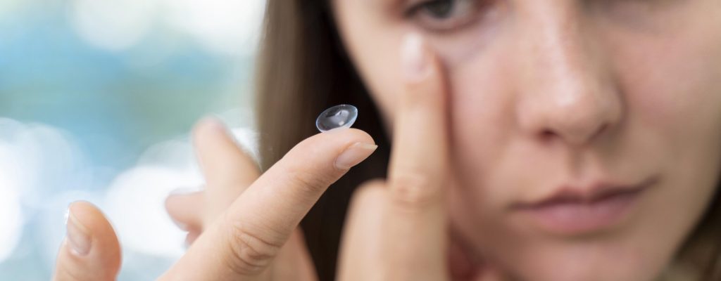 Mulher colocando suas lentes de contato.