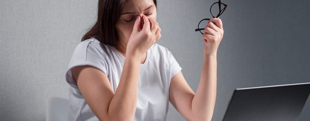 Mulher jovem com problemas de visão.